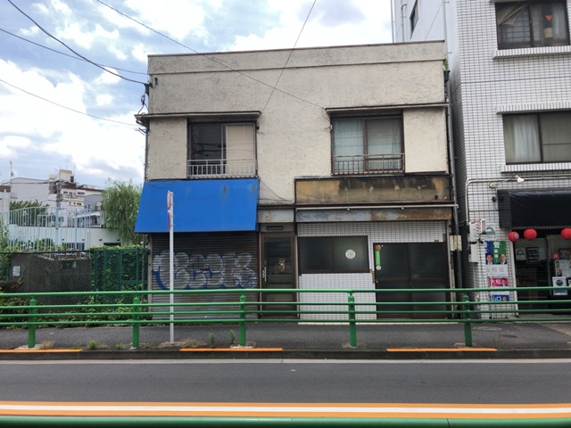 東京都北区田端の木造2階建て家屋解体工事前の様子です。